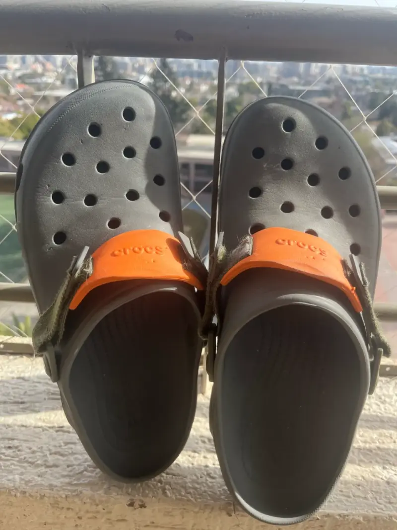 Zuecos Crocs grises con correa naranja