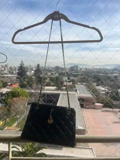 Cartera negra acolchada con cadena dorada - miniatura 1