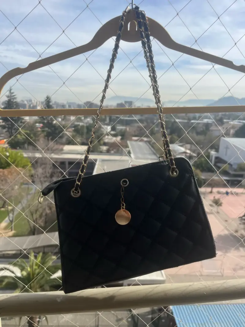 Cartera negra acolchada con cadena dorada - 2