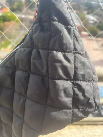 Bolso acolchado negro con cierre - miniatura 1