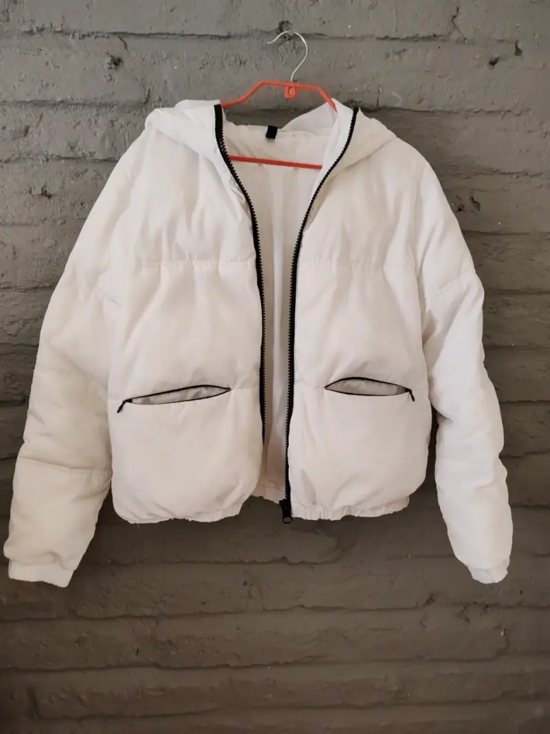 Chaqueta blanca con capucha y cierre - 1