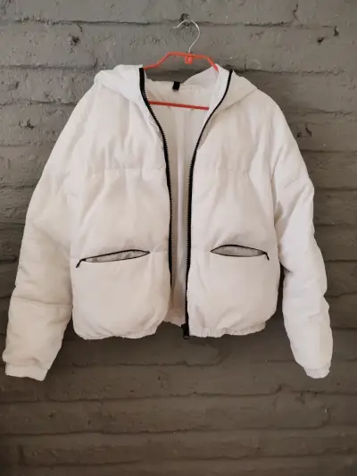 Chaqueta blanca con capucha y cierre - miniatura 1