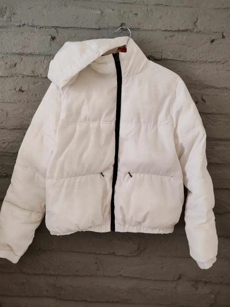 Chaqueta blanca con capucha y cierre - 2