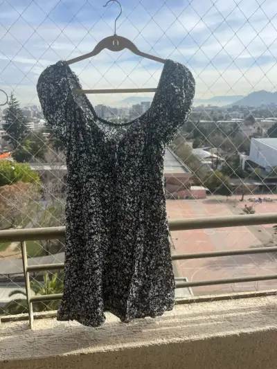 Vestido floral negro con mangas cortas - miniatura 1