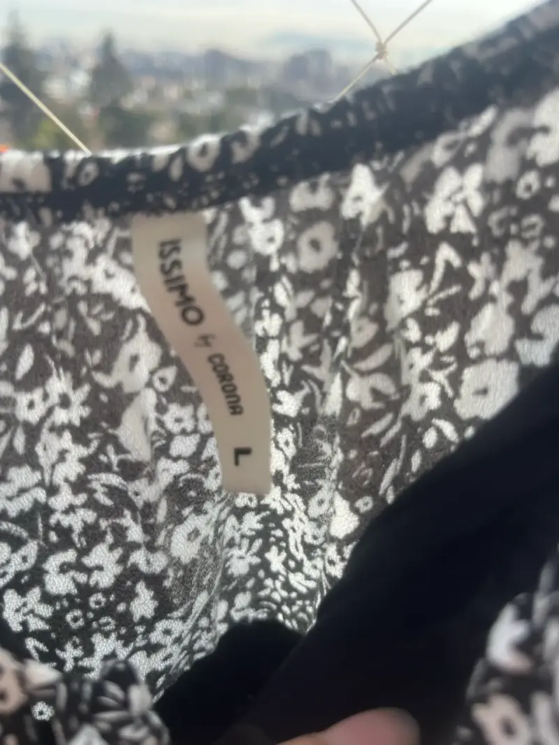 Vestido floral negro con mangas cortas - 2