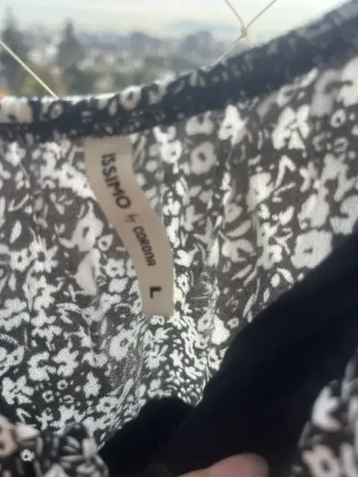 Vestido floral negro con mangas cortas - miniatura 2