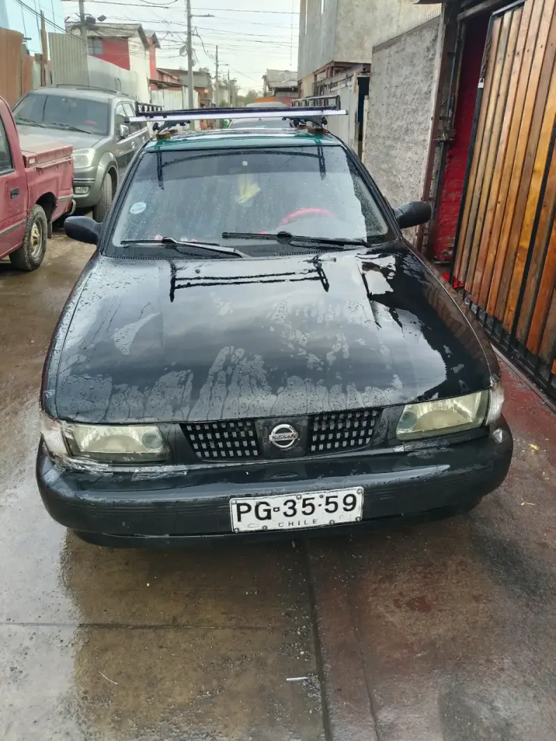 Auto Nissan negro en buen estado - 1