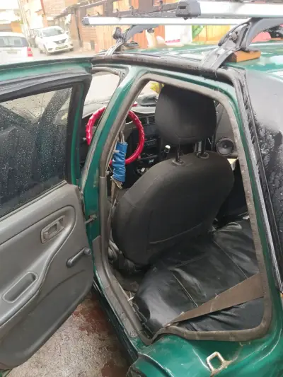 Auto Nissan negro en buen estado - miniatura 3