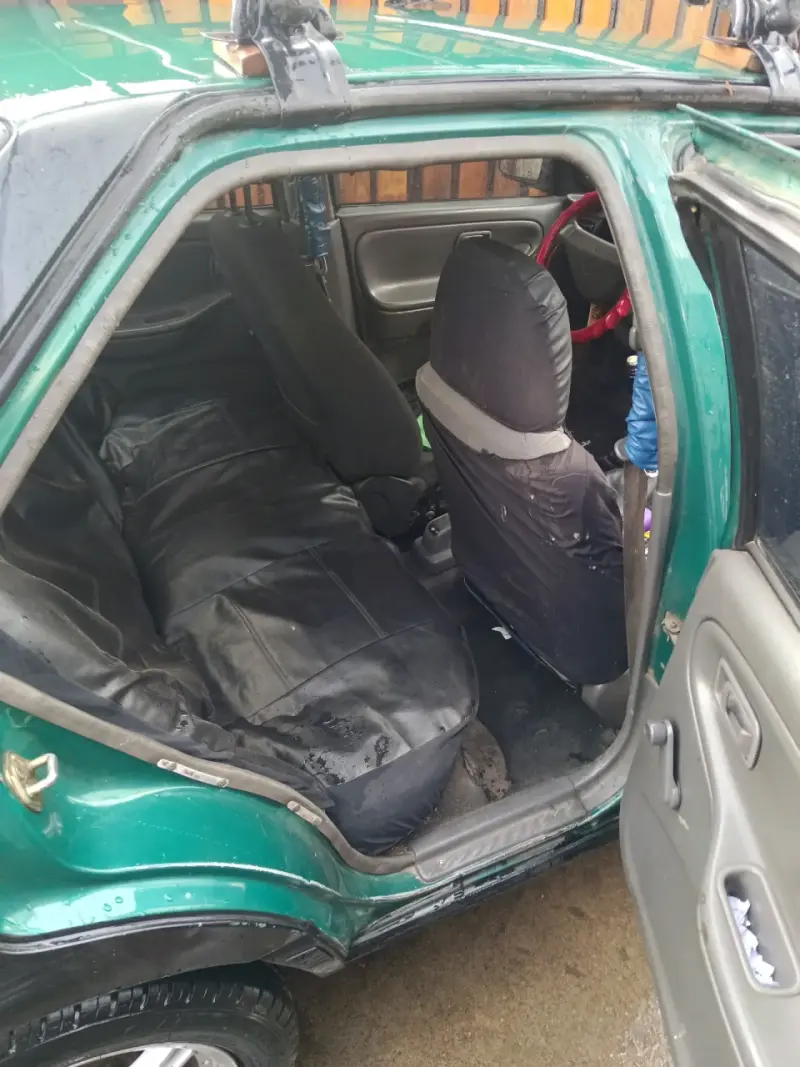 Auto Nissan negro en buen estado - 5