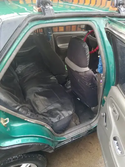Auto Nissan negro en buen estado - miniatura 5