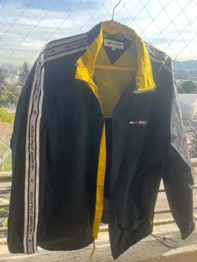 Chaqueta Tommy Hilfiger Athletics negra y amarilla - miniatura 1