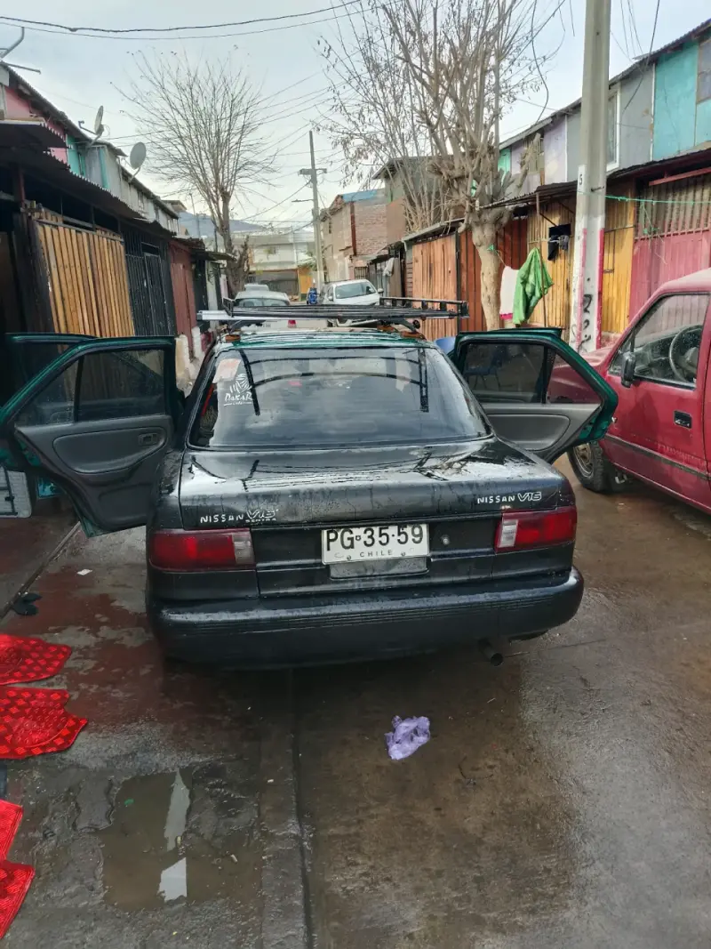 Auto Nissan negro en buen estado - 6