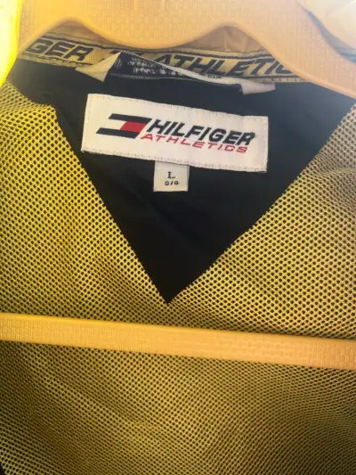 Chaqueta Tommy Hilfiger Athletics negra y amarilla - miniatura 2