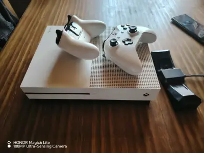 Consola Xbox One S con 2 controles y cargador - miniatura 1