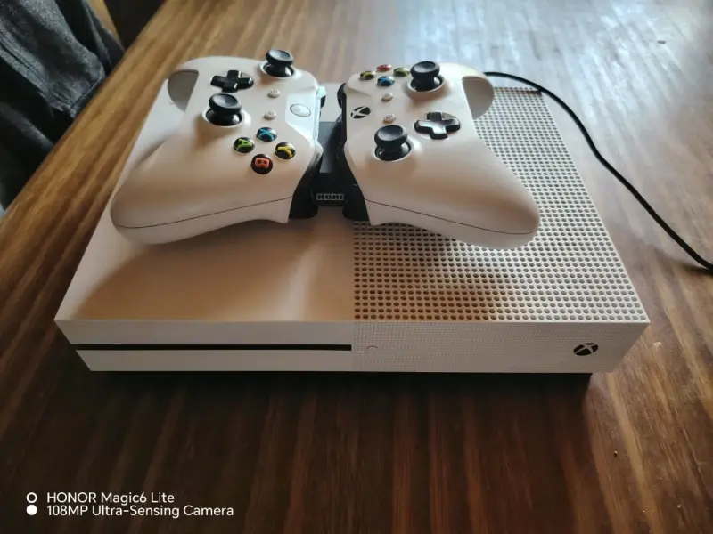 Consola Xbox One S con 2 controles y cargador - 2