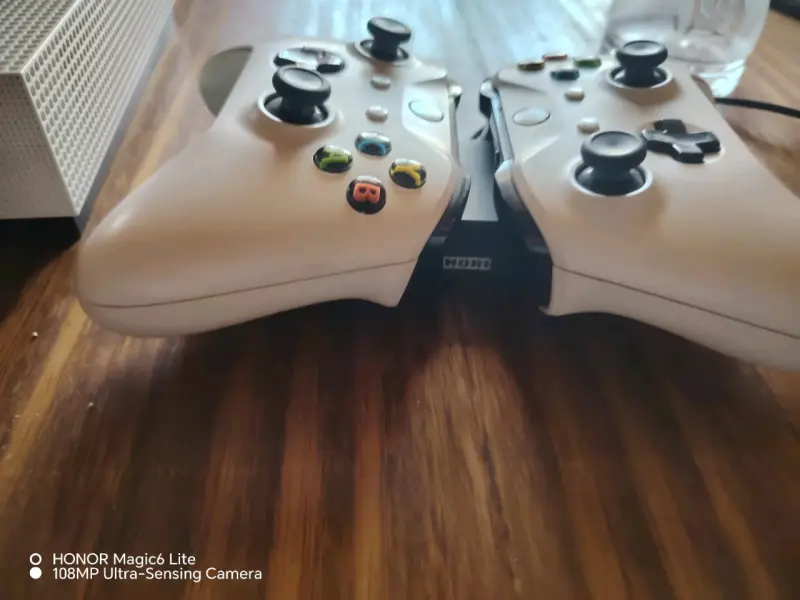 Consola Xbox One S con 2 controles y cargador - 3