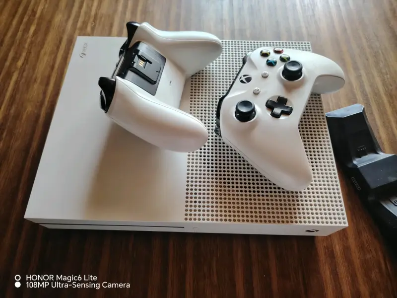 Consola Xbox One S con 2 controles y cargador - 4
