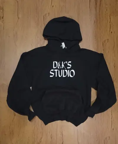 Polerón Negro Urbano "D&K's STUDIO" - miniatura 1