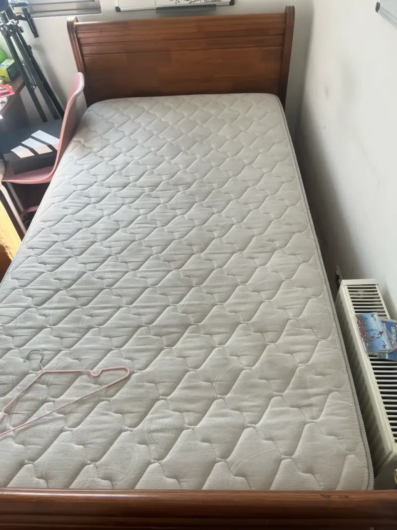 Cama de madera con colchón incluido - 1