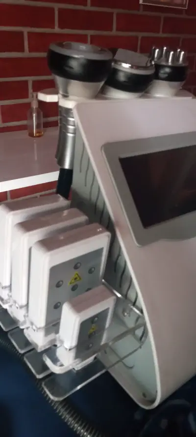 Máquina de cavitación 6 en 1 estética profesional - miniatura 1