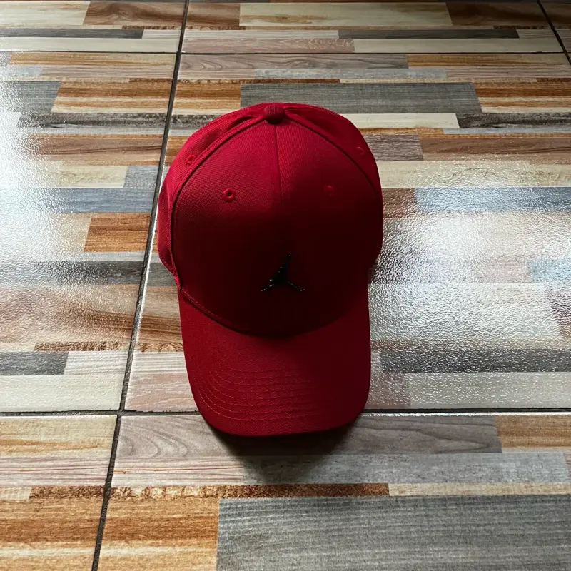 Gorra roja Jordan - 2