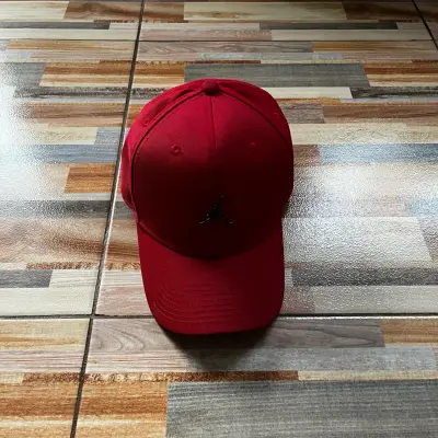 Gorra roja Jordan - miniatura 2
