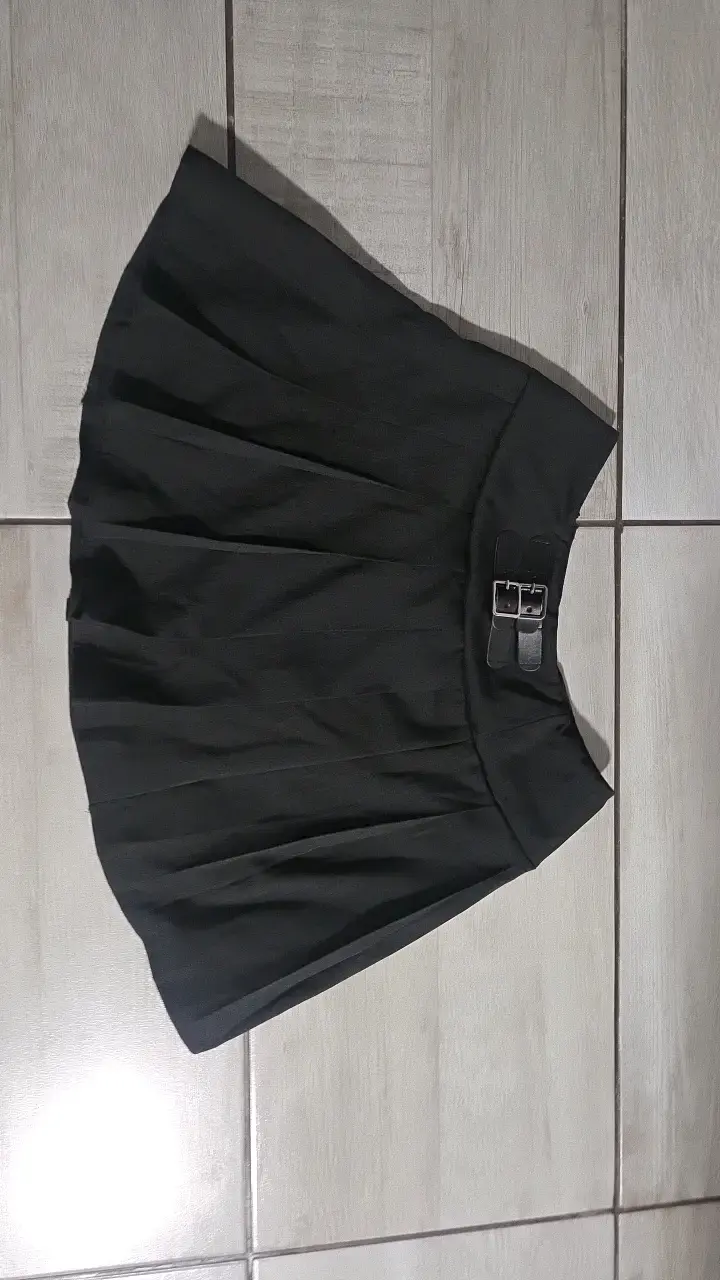 Falda corta negra con hebillas talla S - 2
