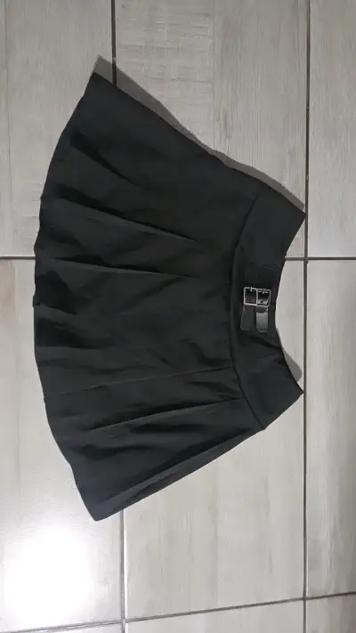 Falda corta negra con hebillas talla S - miniatura 2