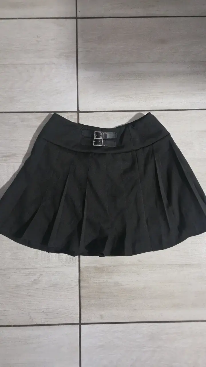 Falda corta negra con hebillas talla S - 1