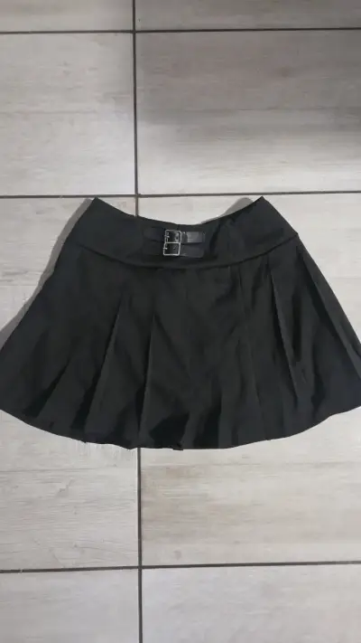 Falda corta negra con hebillas talla S - miniatura 1