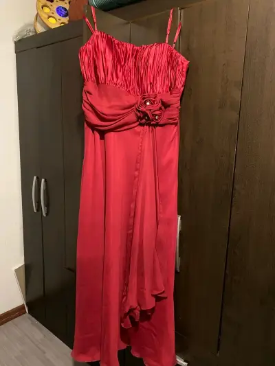 Vestido fiesta  rojo elegante con flor - miniatura 1
