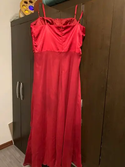 Vestido fiesta  rojo elegante con flor - miniatura 2