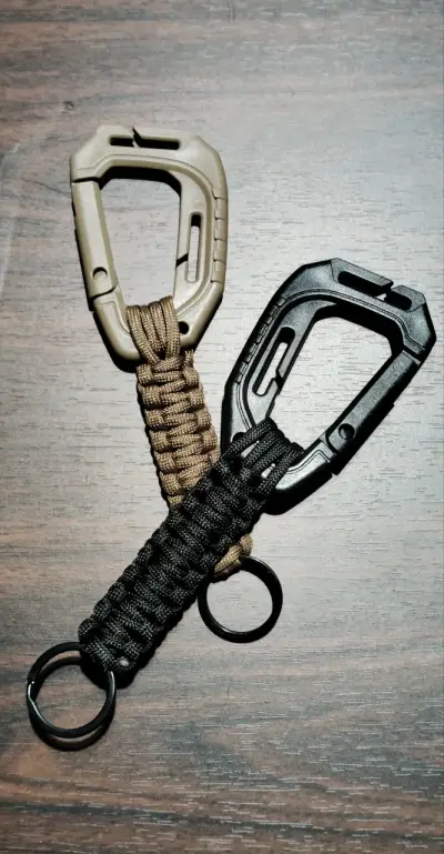 Mosquetones tácticos con paracord - miniatura 1