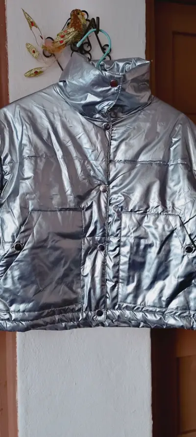 Chaqueta plateada acolchada para invierno - miniatura 2