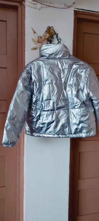 Chaqueta plateada acolchada para invierno - miniatura 3