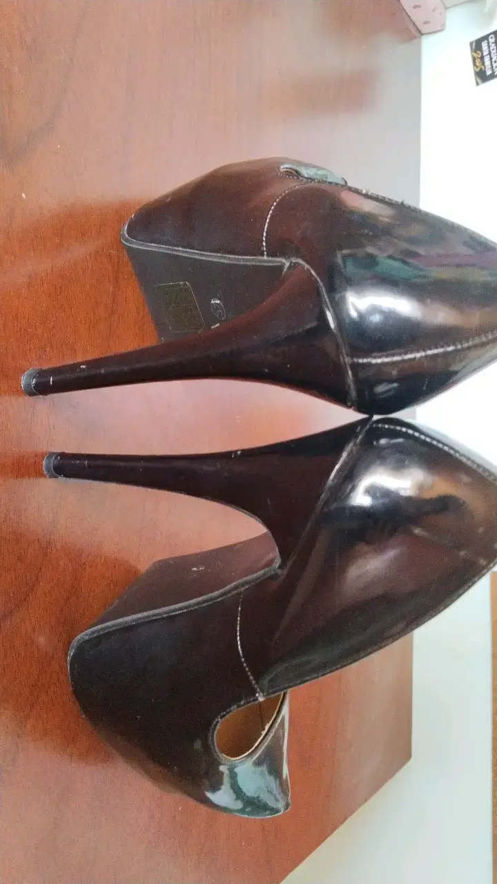 Tacones negros de charol elegantes - 2
