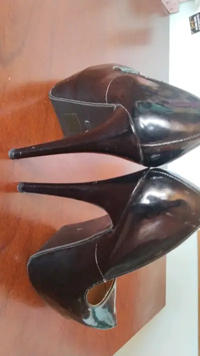 Tacones negros de charol elegantes - miniatura 2
