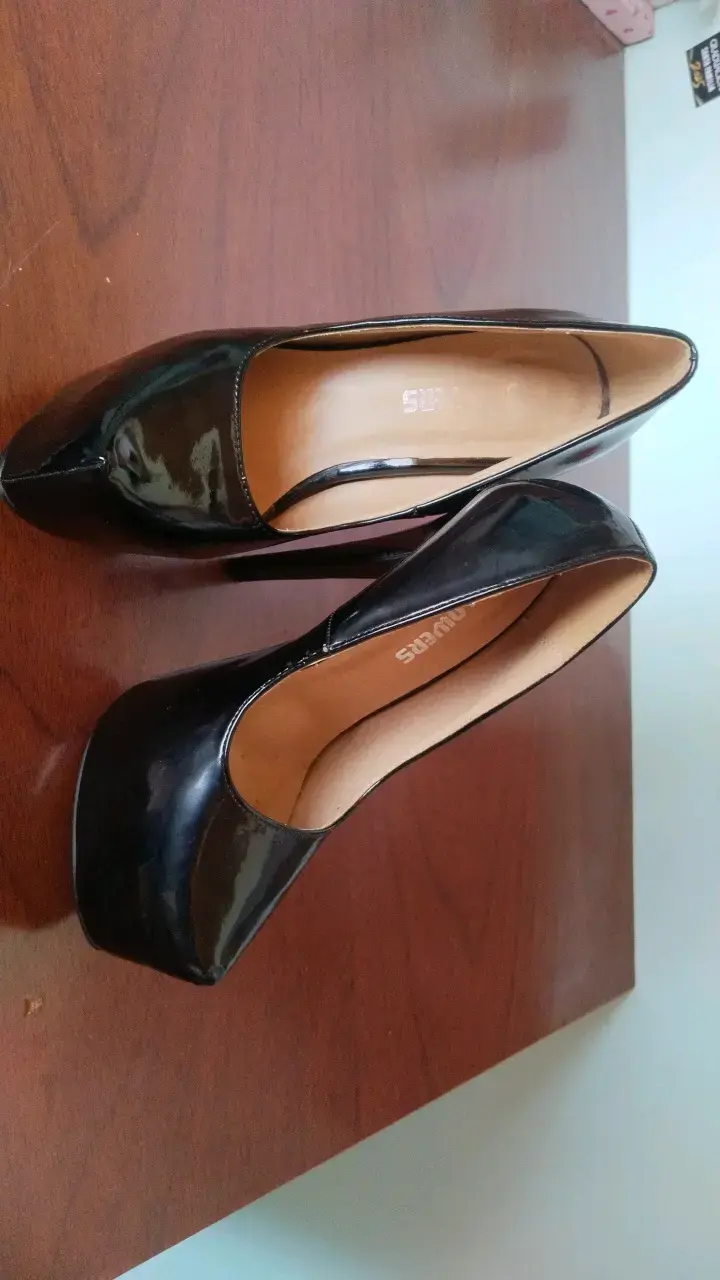 Tacones negros de charol elegantes - 3