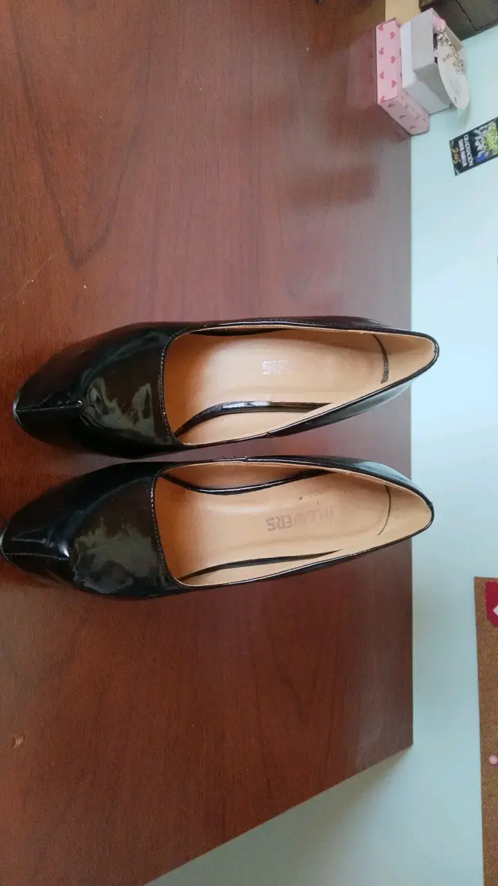 Tacones negros de charol elegantes - 4