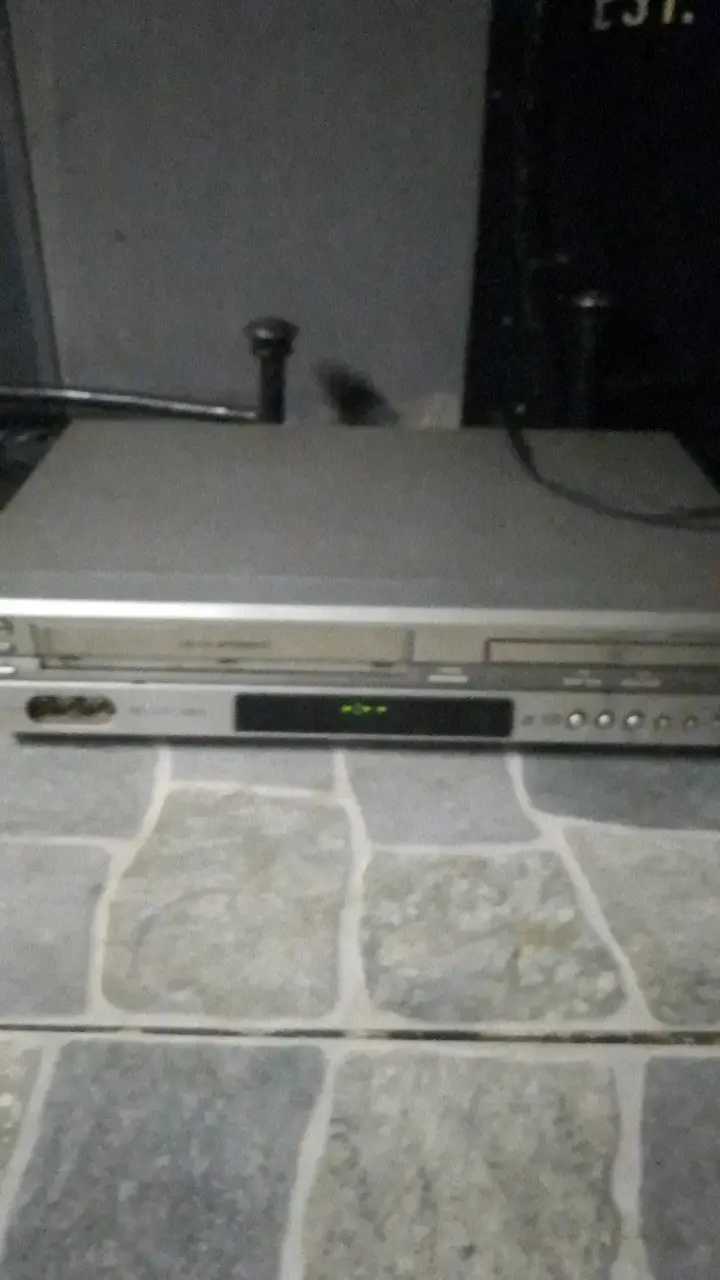 Reproductor de DVD y VHS plateado - 1