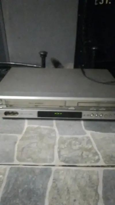 Reproductor de DVD y VHS plateado - miniatura 1