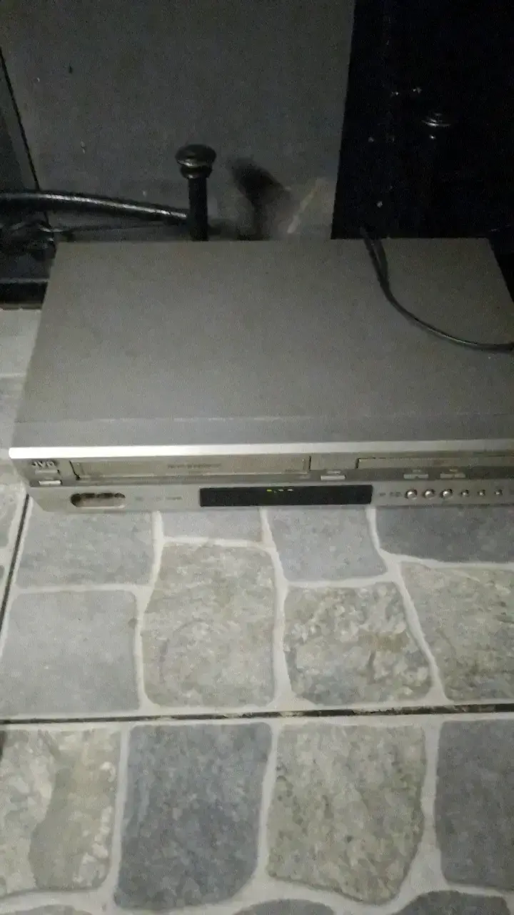 Reproductor de DVD y VHS plateado - 2
