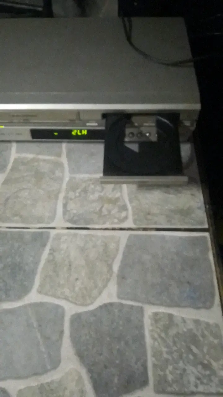 Reproductor de DVD y VHS plateado - 3