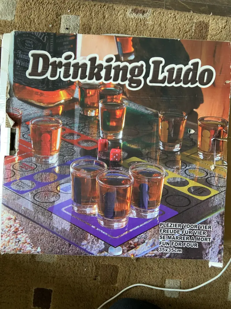 Juego de mesa Ludo con vasos de shot - 2