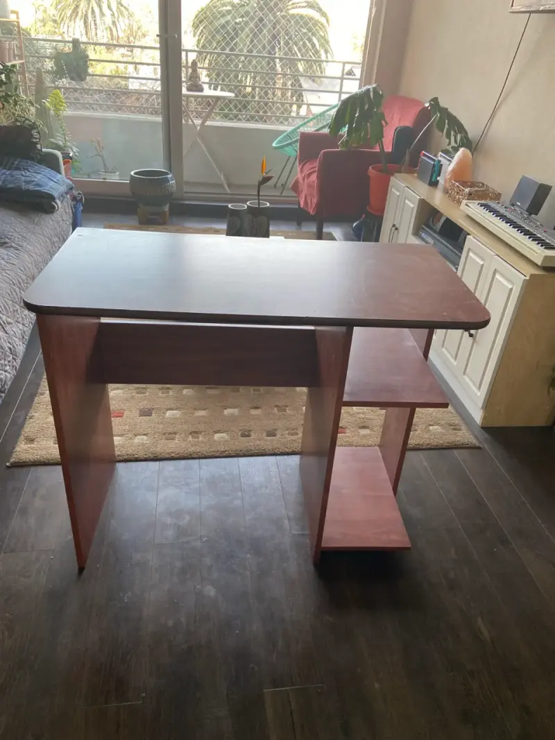 Escritorio de madera compacto con estantes - 2