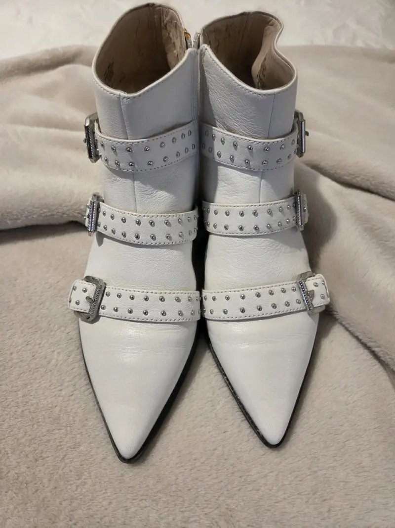 Botines blancos con hebillas y tachas - 1