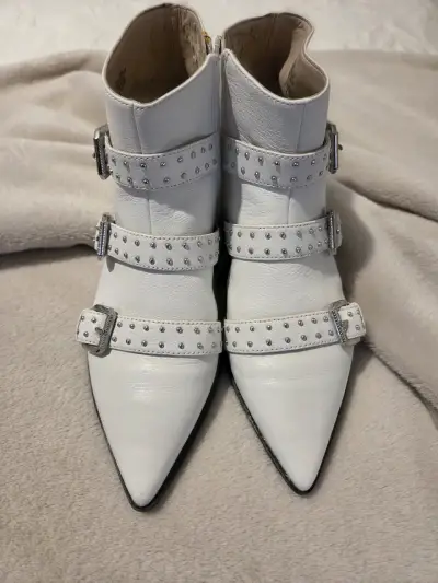 Botines blancos con hebillas y tachas - miniatura 1