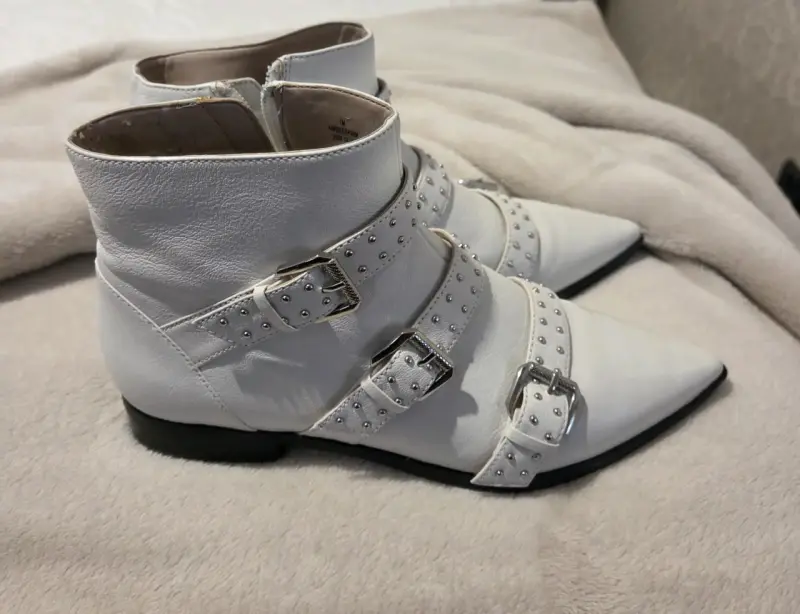 Botines blancos con hebillas y tachas - 2