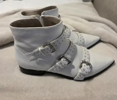 Botines blancos con hebillas y tachas - miniatura 3