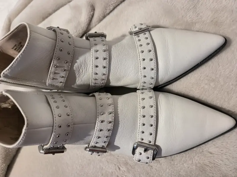 Botines blancos con hebillas y tachas - 5